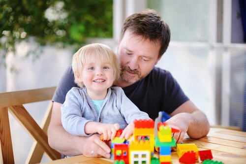 Barn bygger Duplo