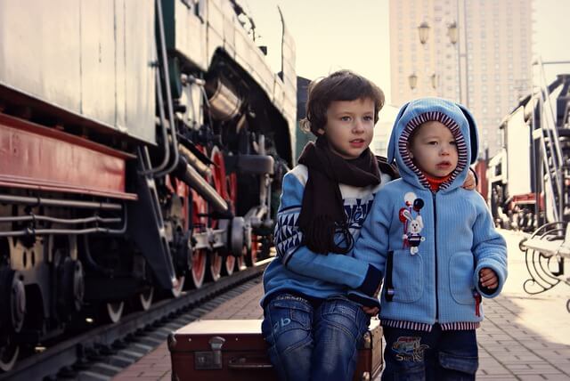 Barn vid tåg