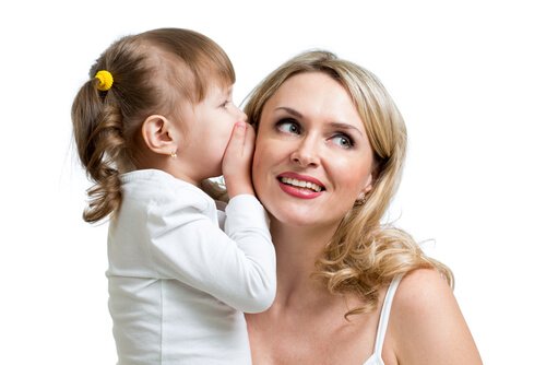 Barn viskar till mamma