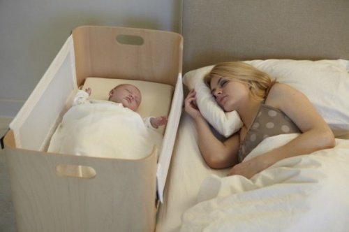 Bebis bredvid mamma