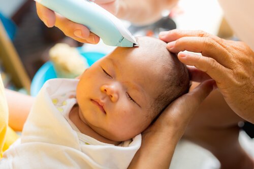 Din bebis första hårklippning: allt du behöver veta