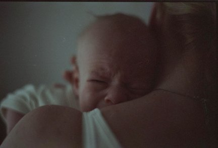 Föräldrar med skrikande bebis