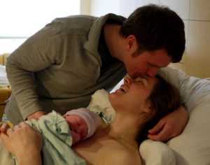 Är kejsarsnitt eller naturlig födsel bättre?