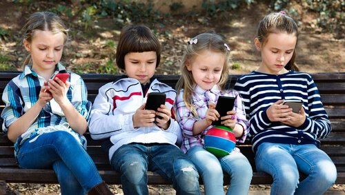 8 skäl till att barn under 12 år inte ska använda smartphones