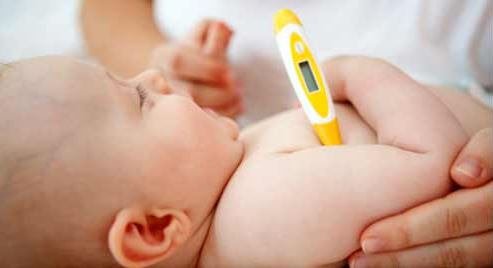 Bebis med termometer.
