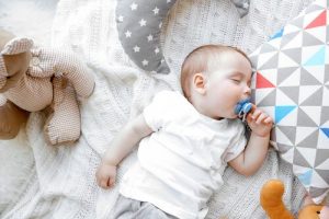 Hur du kan få din bebis att sova genom natten