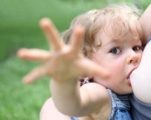 Är förlängd amning skadligt för mammor?