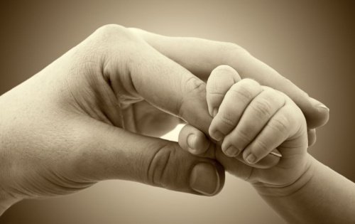Mor och barn som håller hand.