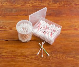 Rengör ett barns öron