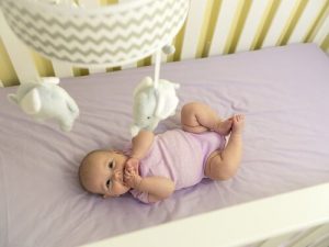 Bebisens tredje månad: utveckling av sinnen och rörelser