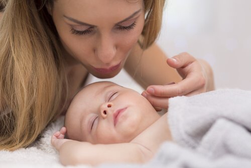 7 vanliga bebisbeteenden under de första månaderna