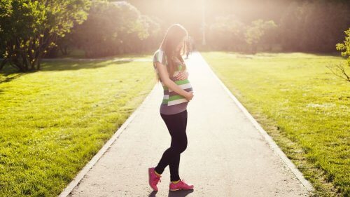 Gravid kvinna tränar
