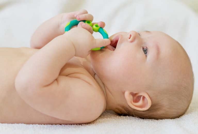 Hur man lindrar smärta i tandköttet hos bebisar