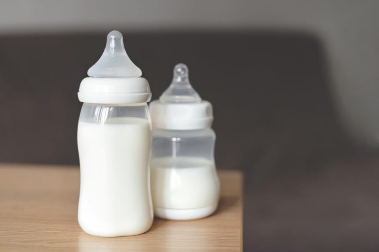 Nappflaskor med mjölk