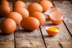 Ägg för att göra omeletter till barnen