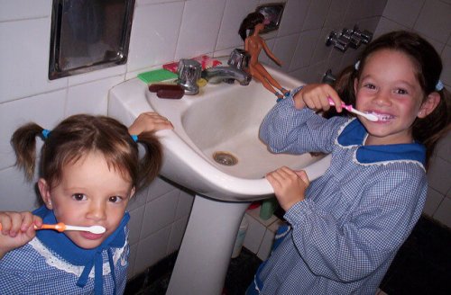 Barn som borstar tänderna.