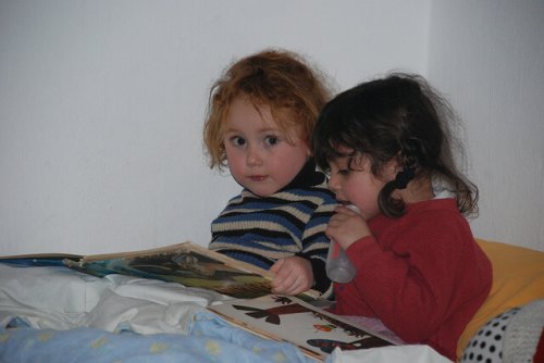 Barn som läser sagor.