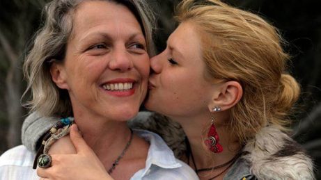 Dotter som kysser mor på kinden.