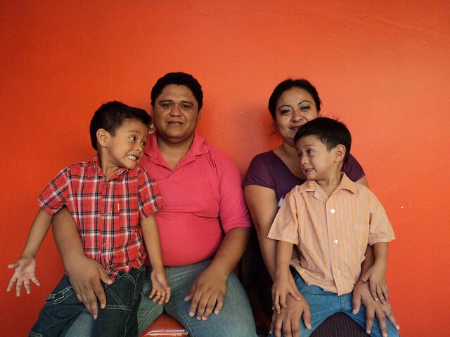 Familj som sitter ner.