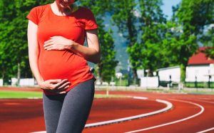 Gravid kvinna på promenad