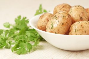 Potatis och persilja; ingredienser till mos.