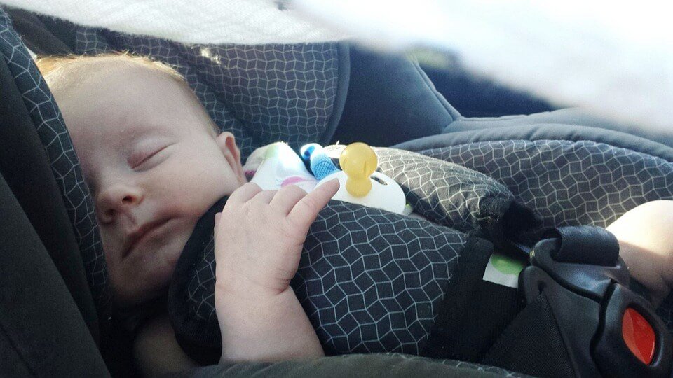 Tips för att resa med din bebis i bilen