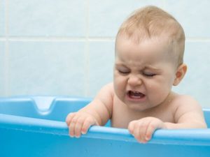 Bebis som gråter i badet