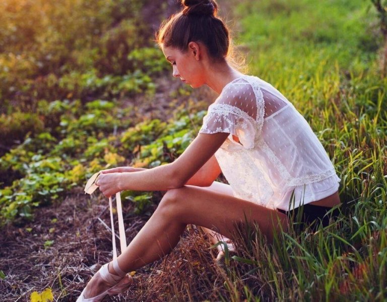 Ung kvinna som tänker på livet