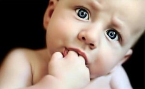 Är det bra för ditt barns hälsa att suga på tummen?