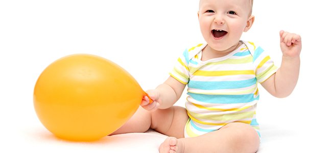 Bebis med ballong.