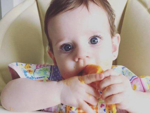 Bebis som äter.