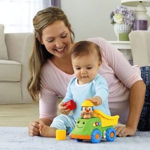 Mamma leker med dotter