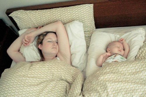 Mamma och bebis som sover.