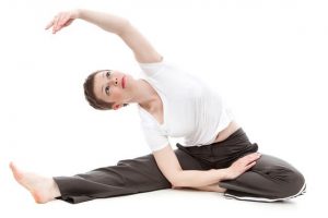 Mamma utför yoga