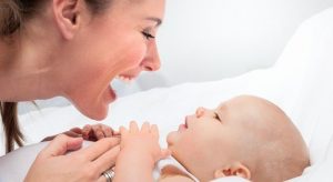 Konsten att kittla och pussa din bebis mage