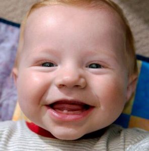 6 tecken på att ditt barns första tand är på väg