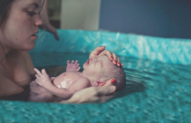 Det finns olika sätt att föda barn, till exempel vattenförlossning.