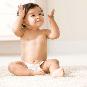 När är det säkert för din bebis att sitta upp?