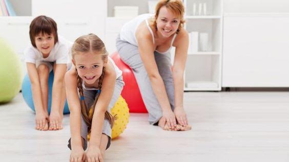 Familj utför yoga