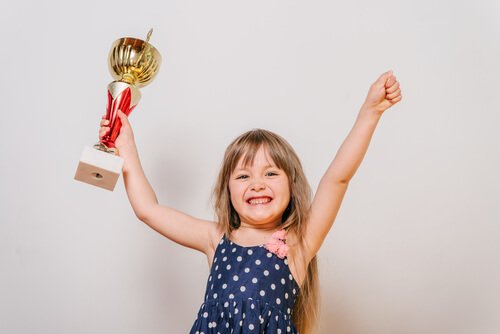 Flicka med pokal