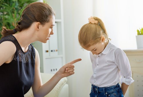 Mamma skäller på dotter