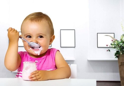 Bebis äter yoghurt