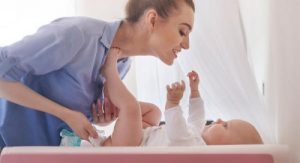 Hur man håller barn lugna under ett blöjbyte