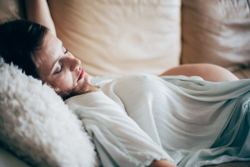 Gravid kvinna sover