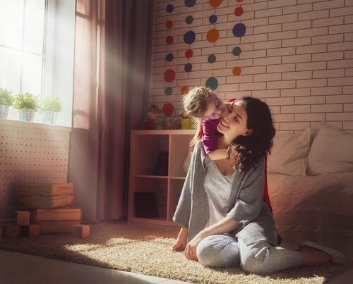 Lycklig mamma och dotter