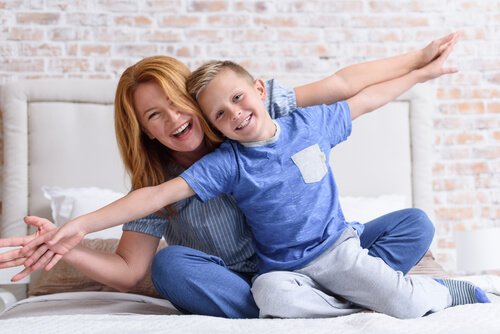 Mamma och son leker