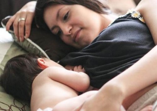 Bebis som ammar sin mamma.