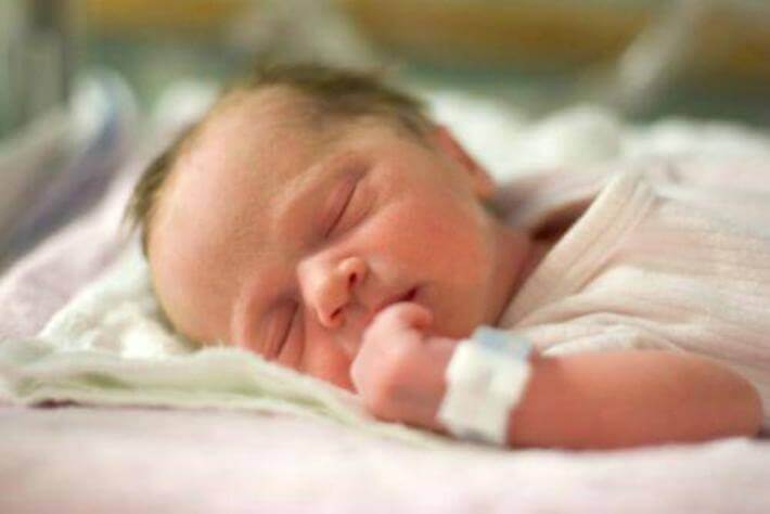 8 saker att tänka på när du besöker en nyfödd bebis