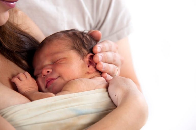 Anknytningsteori: Varför är det viktigt att krama bebisar?