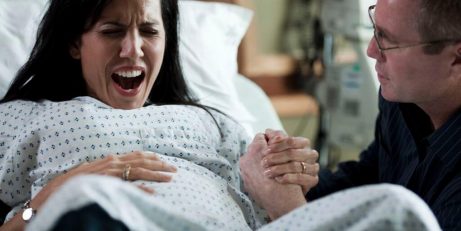Det är bara mödrar som vet hur smärtsam förlossningen är.